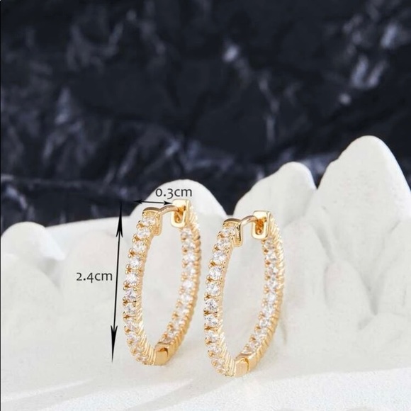 👑NEW GOLD HOOP EARRINGS! - Picture 3 of 3